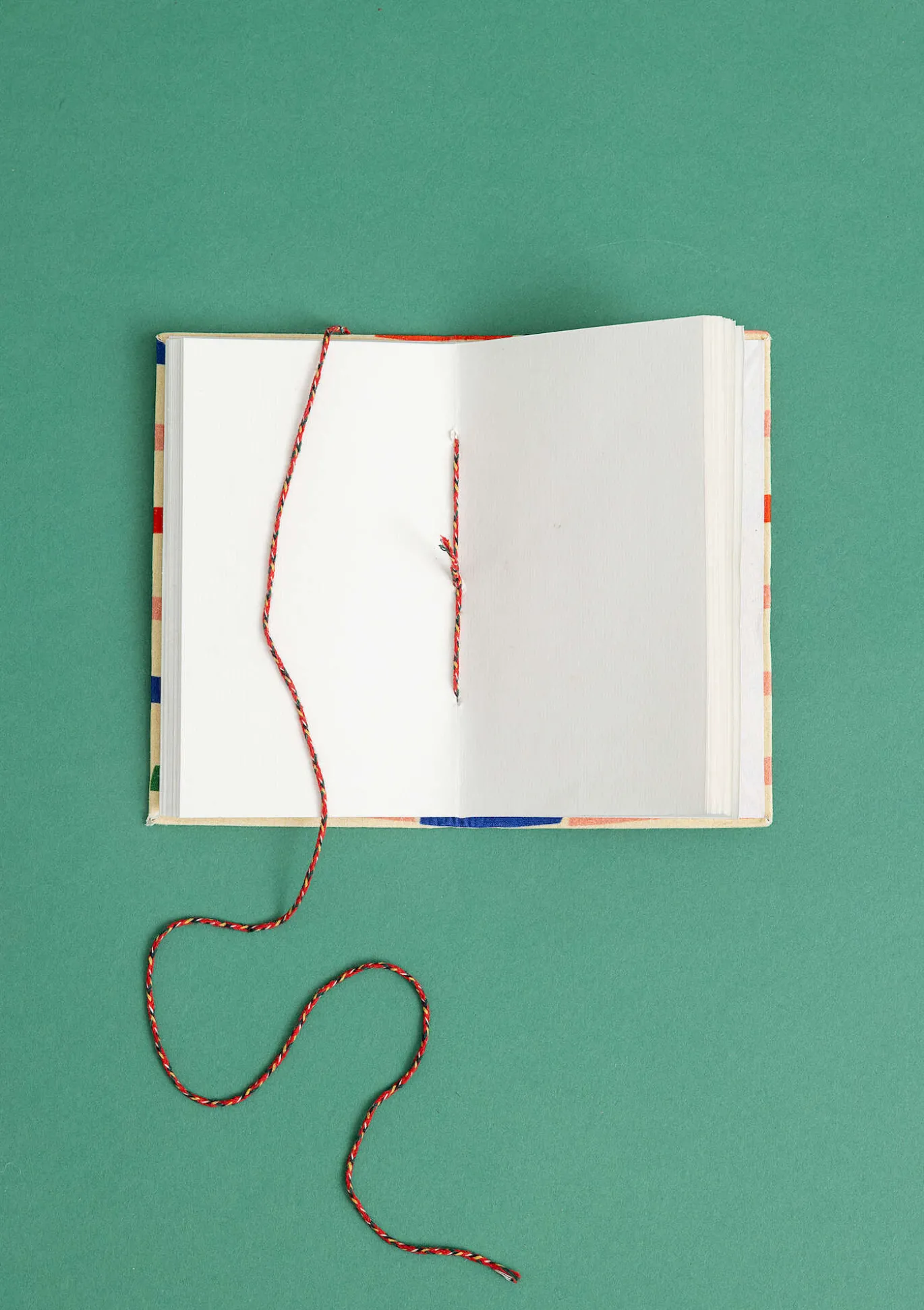 Divya-muistikirja kangaspäällysteistä paperia