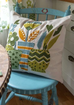 Kirjailtu tyynynpäällinen "Flower pots" ekopuuvillaa