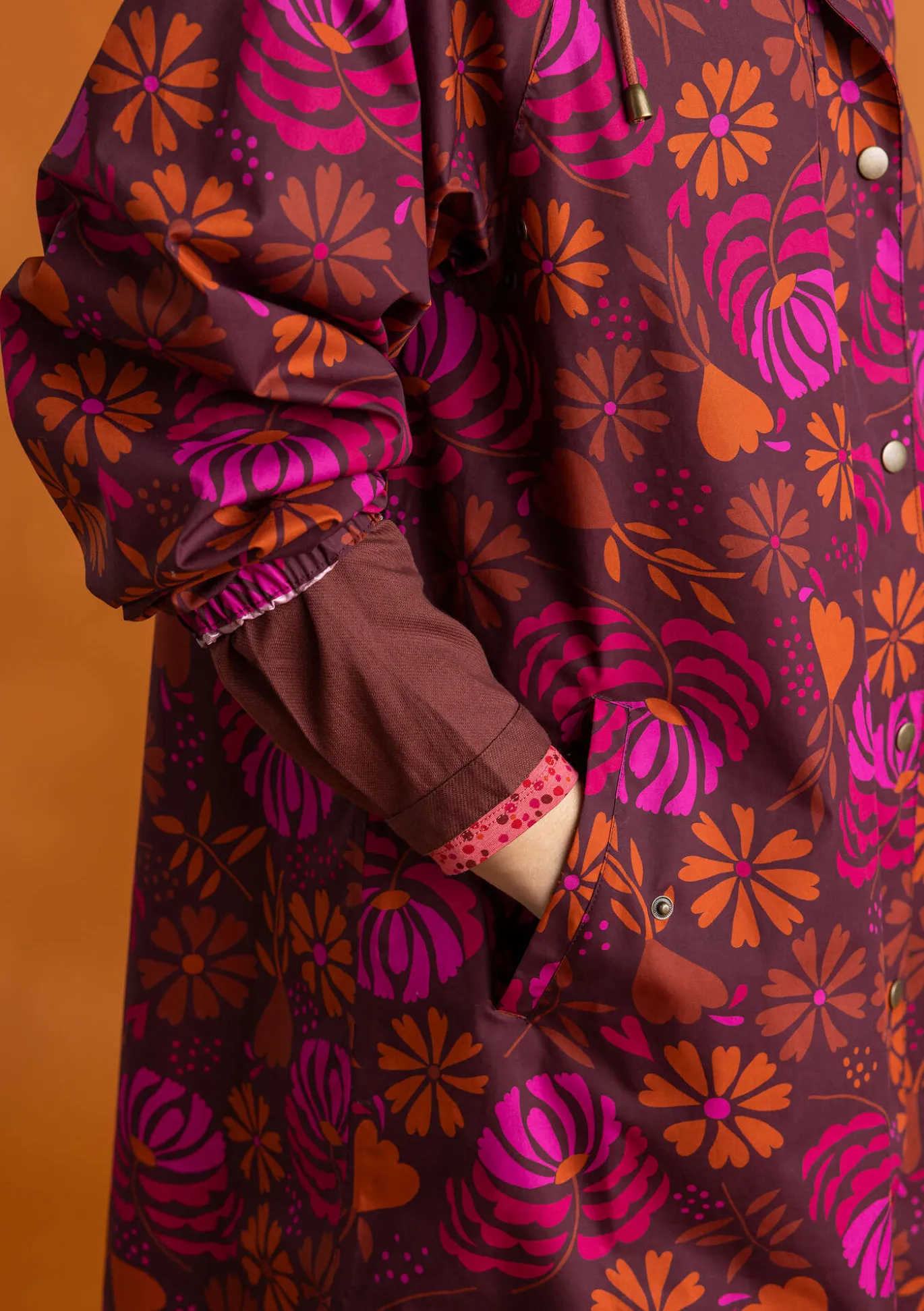 Kudottu sadetakki ”Hedda” ekopuuvillaa