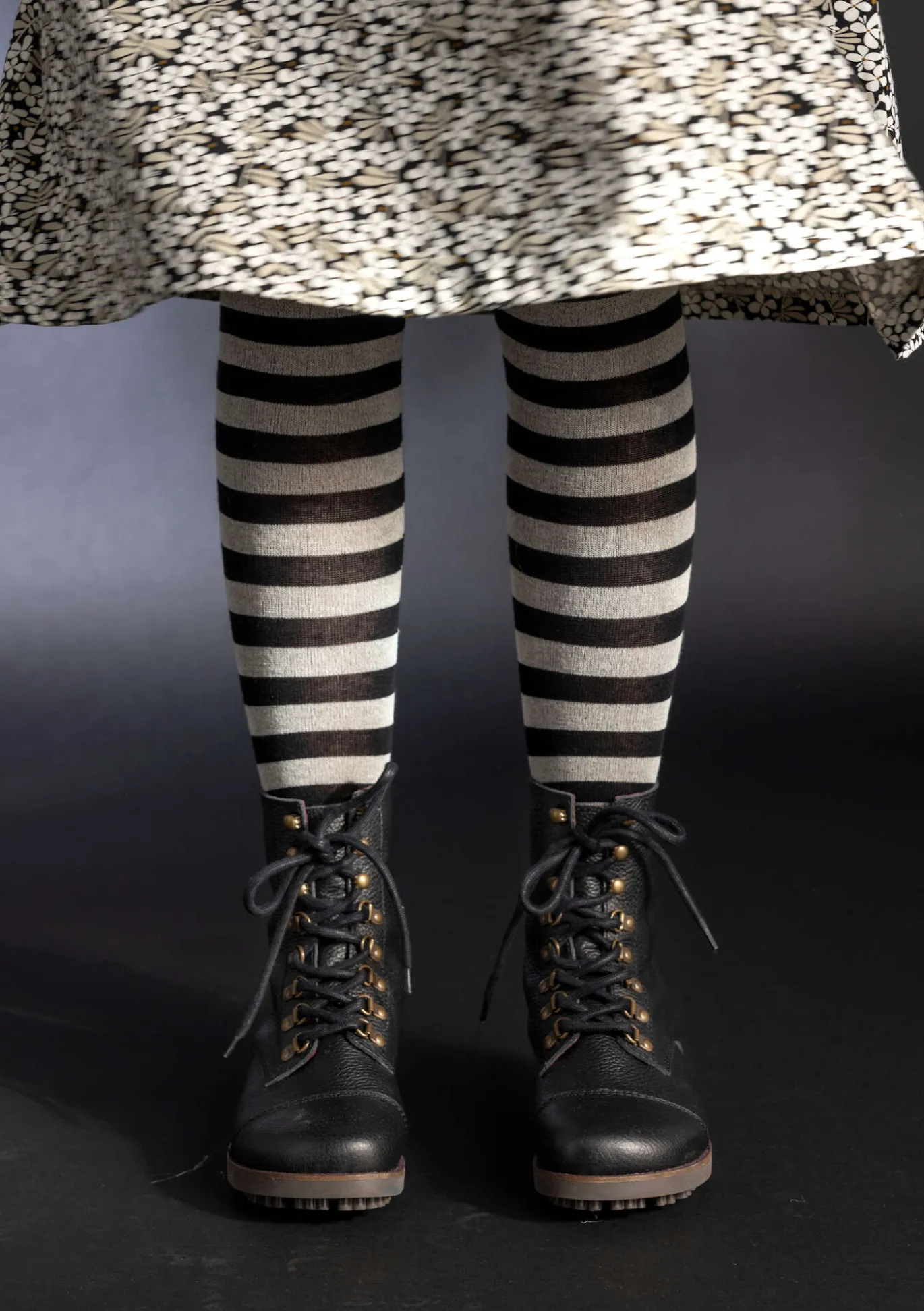 Raidalliset sukkahousut ekopuuvillaa