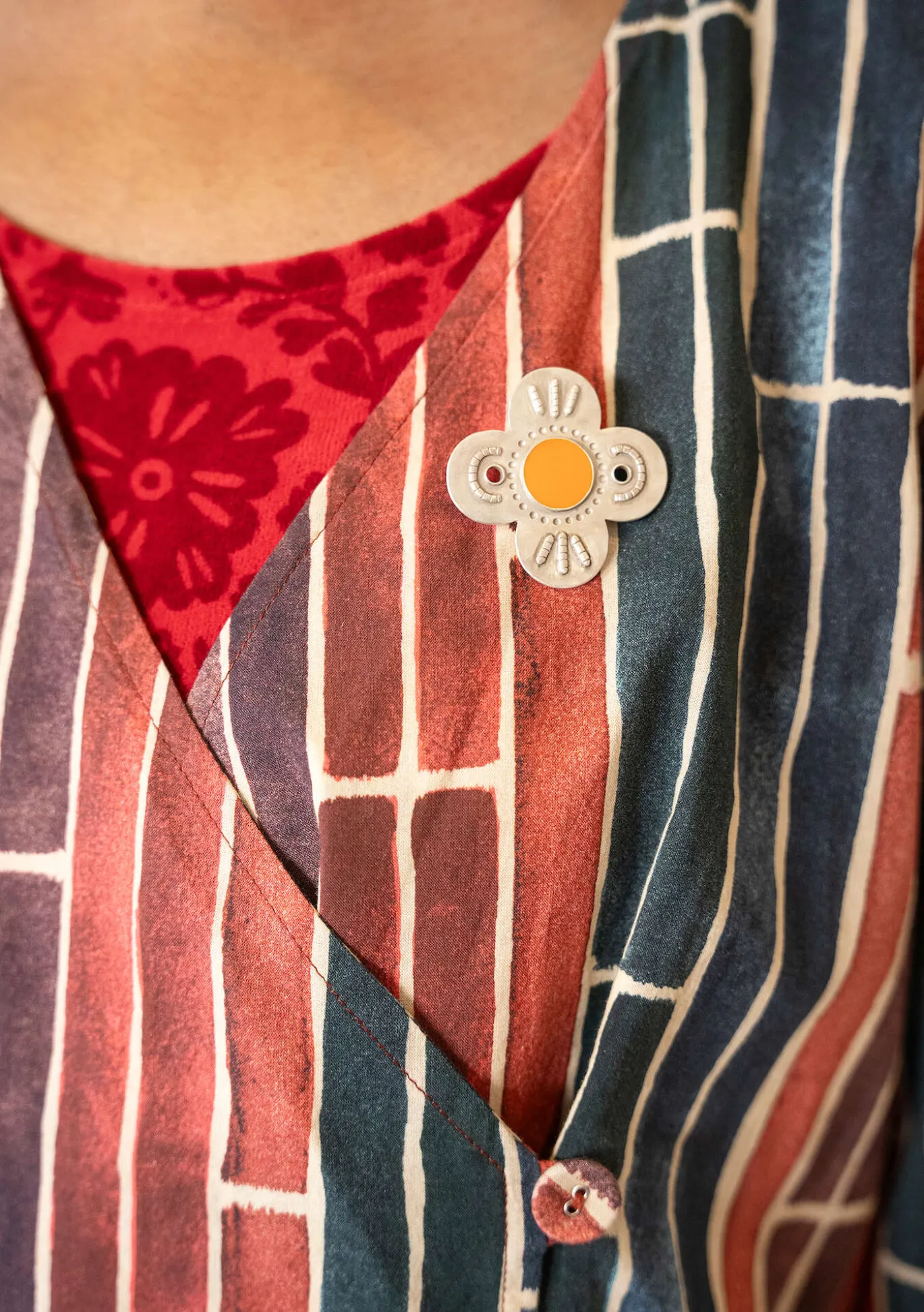 Rintaneula "Flower" hopeaa