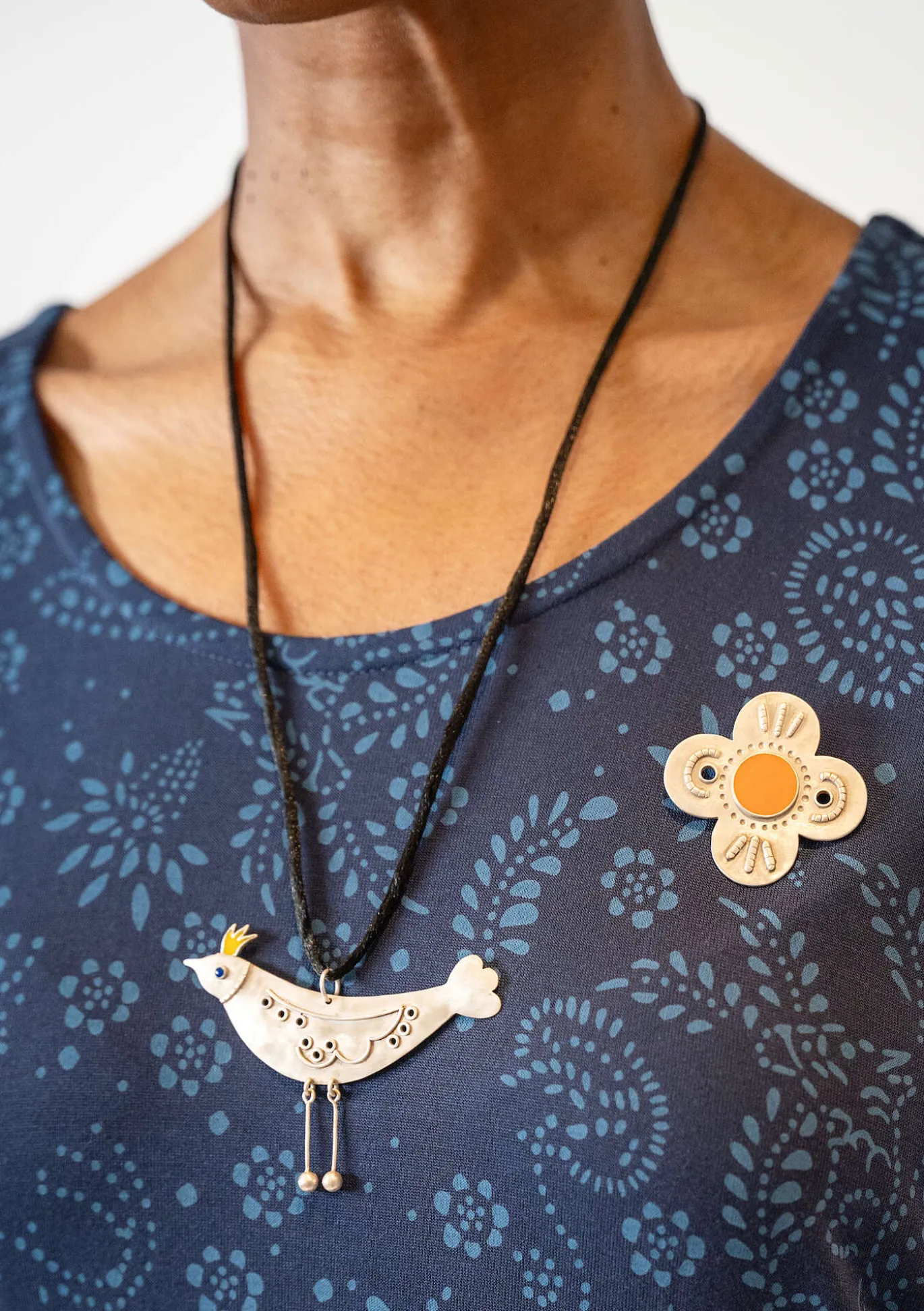 Rintaneula "Flower" hopeaa